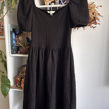 Schwarzes Kleid mit Puffaermeln