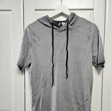 T-shirt con cappuccio