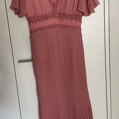 Pinkes Spitzenkleid