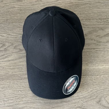 Schwarze Flexfit-Kappe