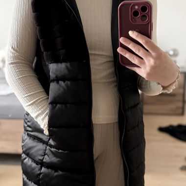 Gilet imbottito nero con cappuccio