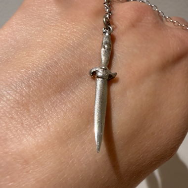 Collana a forma di pugnale color argento fatta a mano 