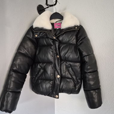 Schwarze Pufferjacke