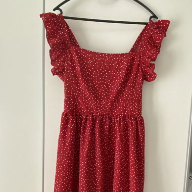 Rotes Sommerkleid mit Punkten