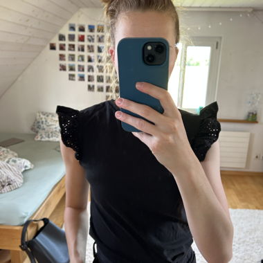 Top nero con maniche arricciate