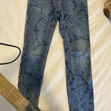 Jeans con disegni 