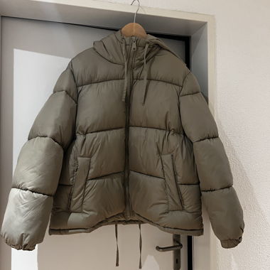 Khaki-grüne Daunenjacke
