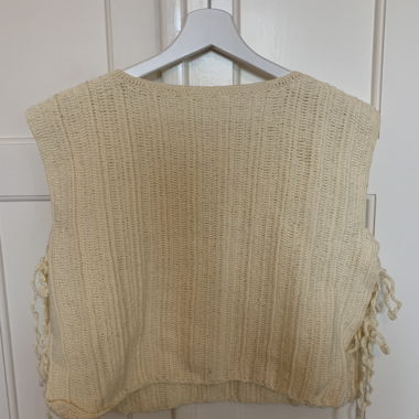 Gestrickte cremefarbene Weste
