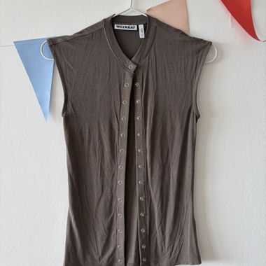 Top smanicato WEEKDAY marrone/kaki con bottoni automatici