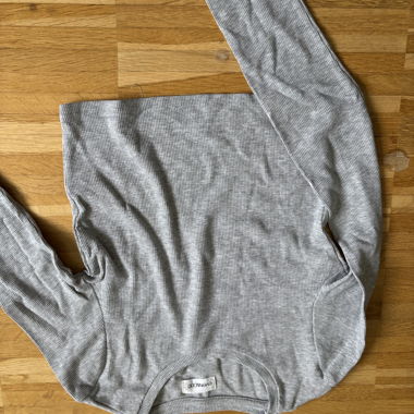Grauer Rib-Strick Pullover