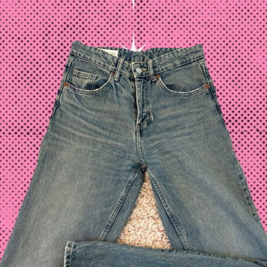 Blauer Jeans mit hoher Taille