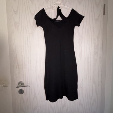 Robe noire à manches courtes