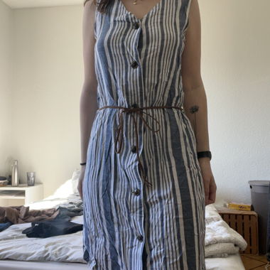 Gestreiftes ärmelloses Kleid