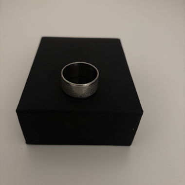 Silberfarbener Ring