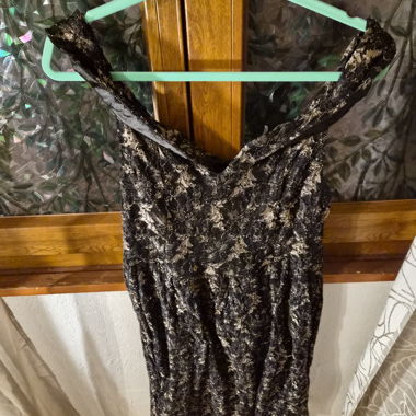 Abito corto nero Iska London con paillettes dorate
