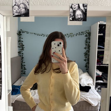 Cardigan en maille jaune