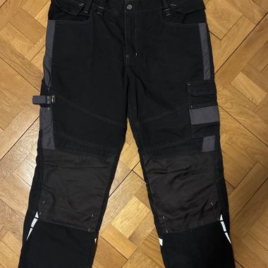 Schwarze Cargohose für die Arbeit mit Knieverstärkungen