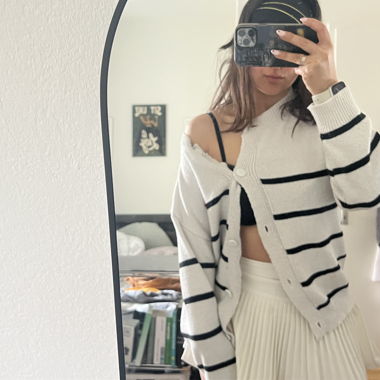 Gestreifte Strick-Cardigan mit Herzen