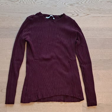 Only dünner burgunderroter Pullover