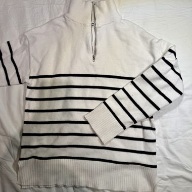 Gestreifter weisser Halbzip-Pullover