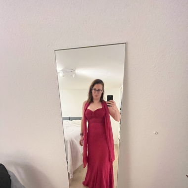 Langes tailliertes pinkes Kleid mit top Decollté