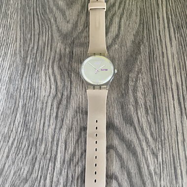 Transparente Swatch-Uhr Beige und Lila