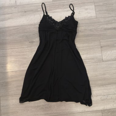 Robe noire vintage avec détails en dentelle et pierres