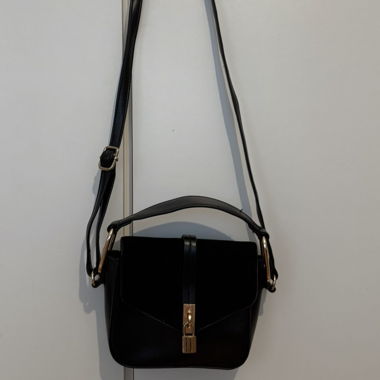 Borsa nera a tracolla