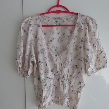 Beige Bluse mit Blumenmuster von Stradivarius, Grösse M