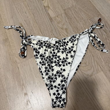 Bas de bikini floral noir et blanc