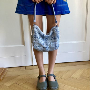 Borsa baguette blu in tweed bouclé