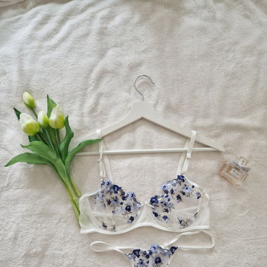 Dessous-Set, weiss, Stickerei, Blumen, blau