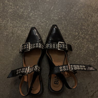 Sandals with eyelets