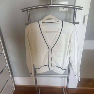 Weisser Cardigan mit blauen Abschlüssen