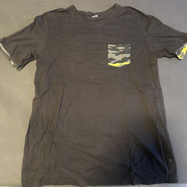 T-shirt noir avec poche camouflage