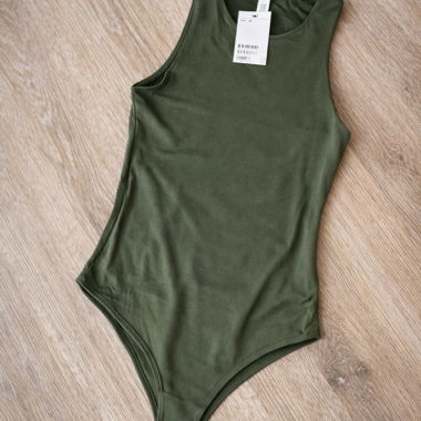 Green sleeveless H&M bodysuit