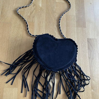 Sac noir à franges en forme de cœur, non porté