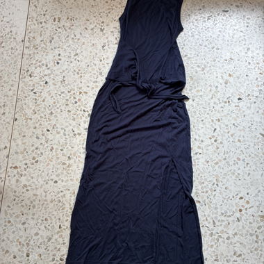 Schwarzes ärmelloses Kleid