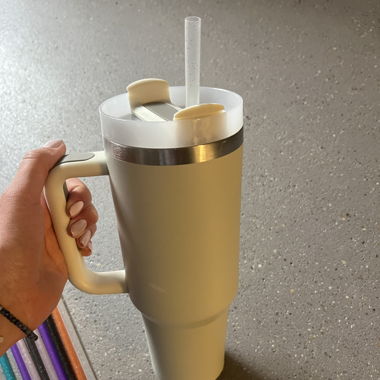Thermobecher mit Strohalmen
