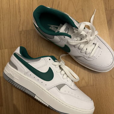 Nike Sneaker Grösse 37.5, neu & ungetragen