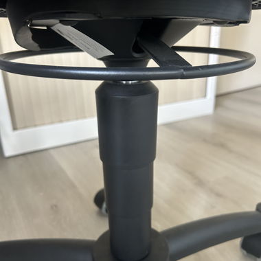 Höhenverstellbarer Hocker