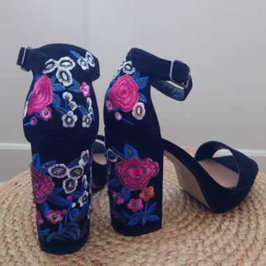 Sandales à talons brodés
