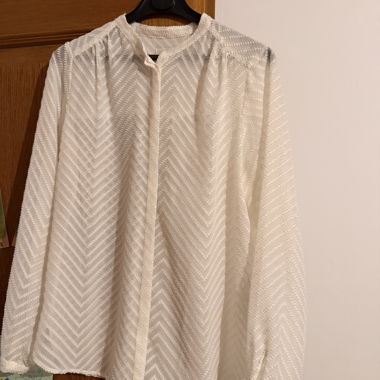 Weisse strukturierte Bluse