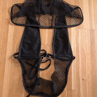 Top in rete nero con cappuccio