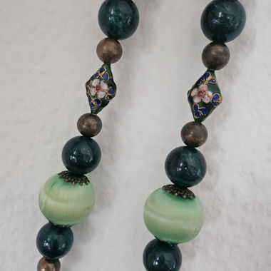 Collier de perles avec éléments verts