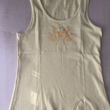Top giallo chiaro con farfalla
