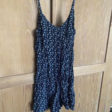 Navy Jumpsuit mit Blumenmuster und Spaghettiträgern