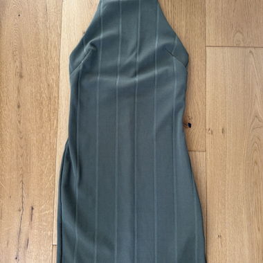 Grünes Neckholder-Kleid