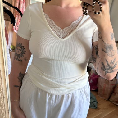 T-shirt bianco a coste con dettagli in pizzo