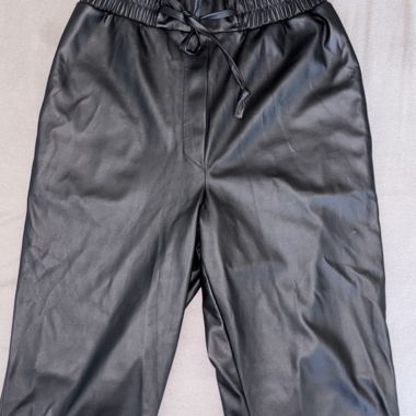 Pantalons en cuir synthétique noirs